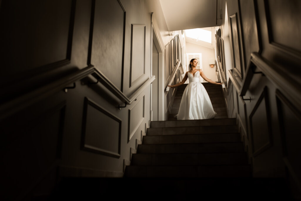 Panna Młoda w pięknej, długiej, satynowej sukni